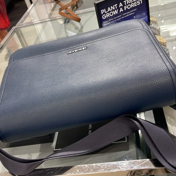 MICHAEL KORS
Cooper Messenger Laptop Bag
Navy
 NWT - Picture 13 of 16